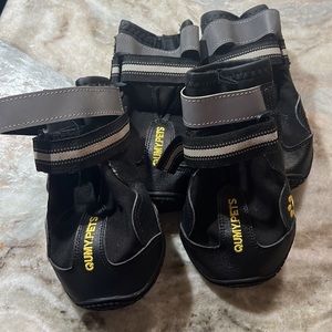Dog boots size 7 - fits large breed dogs around 70ish pounds